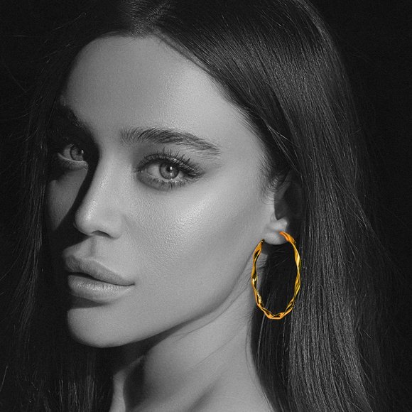 ALICIA Twisted Hoop Gold Earrings - Picture 4 of 7